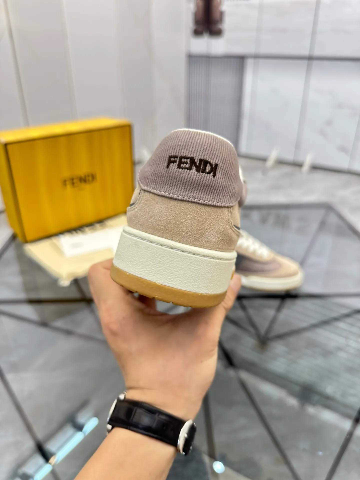 Selling men's shoes 💰: 💰P620¥ Top quality Product trademark: Fendi* "Fendi*" low-top casual shoes Regular size: 35-44 (can be customized to 38.45.46) Product material: imported first-layer nubuck leather upper, breathable lining, original outsole. No.:H208
